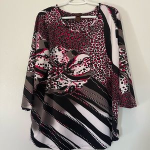 Woman 1x blouse is in excellent condition